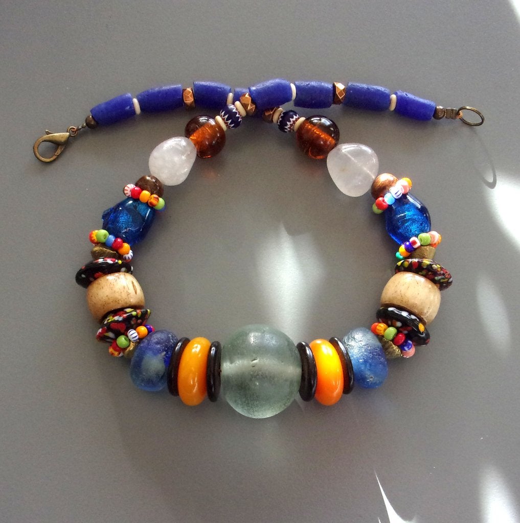 Blauwe korte ketting voor dames in vintage Afrikaanse kralen, Blauw, Nieuw, Ophalen of Verzenden, Steen of Mineraal