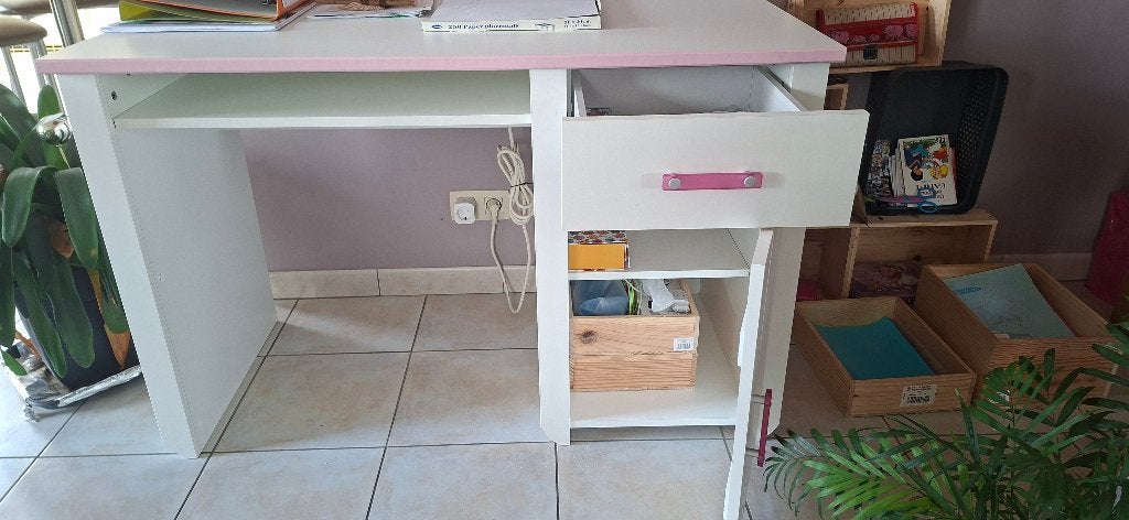 À vendre : Charmant bureau enfant rose et blanc, Classique, 65 cm, 121 cm, Rose