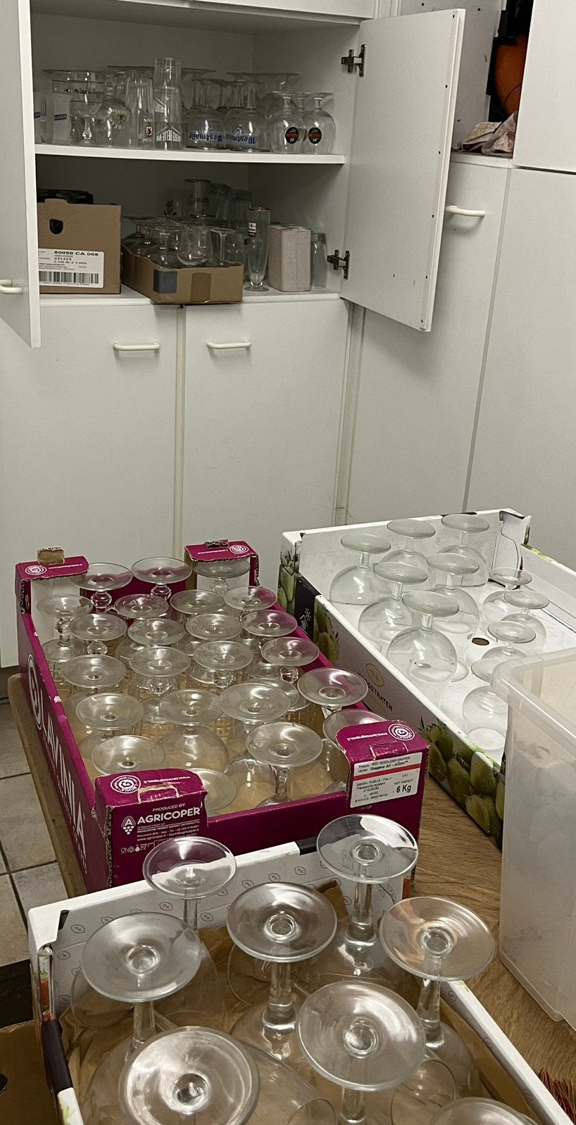 Grote partij glazen - bier - wijn - ijscoupes - waterkruik, Ophalen, Zo goed als nieuw, Glas