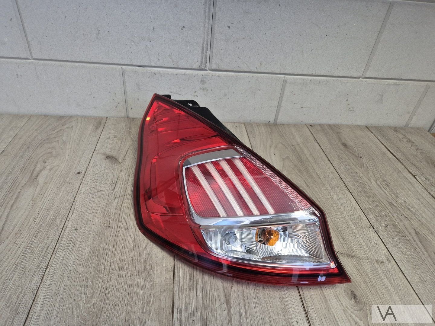Achterlicht links van Ford Fiesta 2013 - 2017 model met LED, Gebruikt, -, -, Ophalen of Verzenden