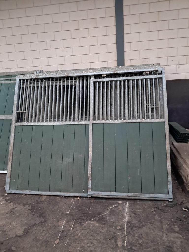 Voorfronten en tussenwanden, Dieren en Toebehoren, Stalling en Weidegang, Stalling, 4 paarden of pony's of meer