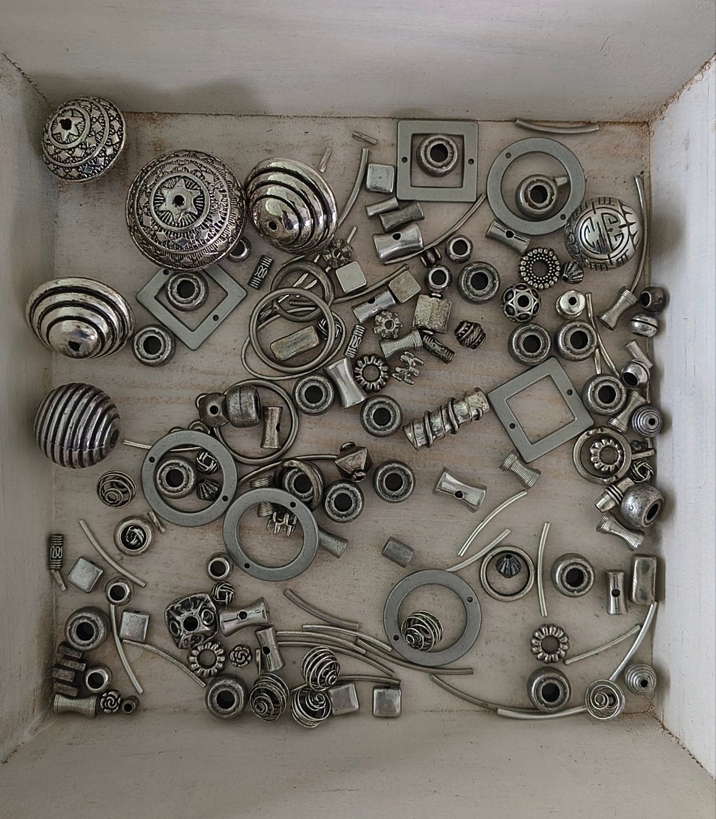 Lot van zilverkleurige parels en allerlei tussenstukjes, Hobby & Loisirs créatifs, Fabrication de Perles & Bijoux, Enlèvement
