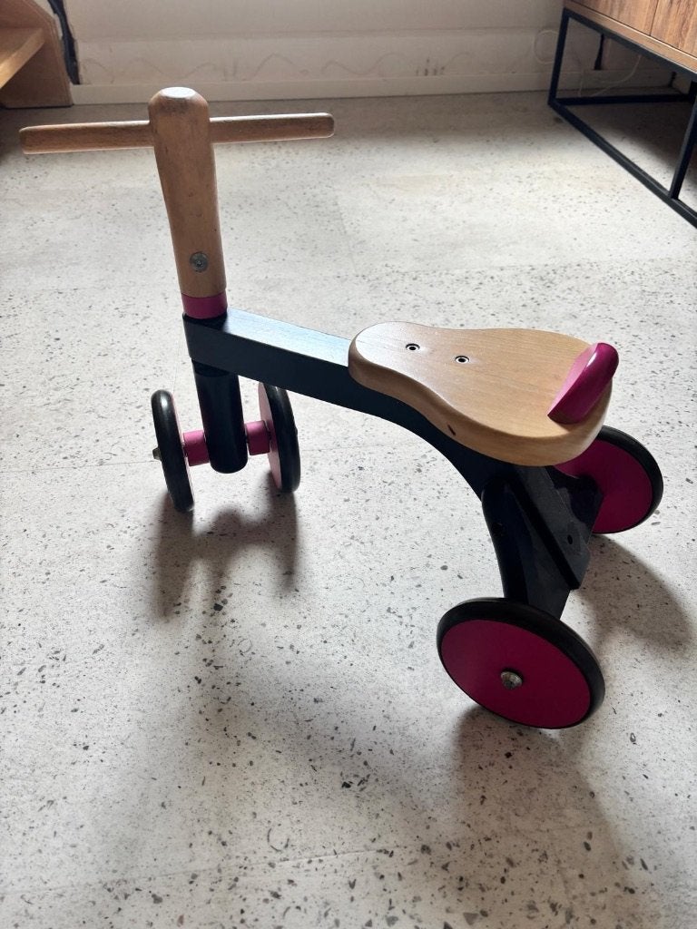 Houten loopfiets / driewieler Jasper Toys – Roze/Zwart, Kinderen en Baby's, Speelgoed | Buiten | Voertuigen en Loopfietsen, Gebruikt
