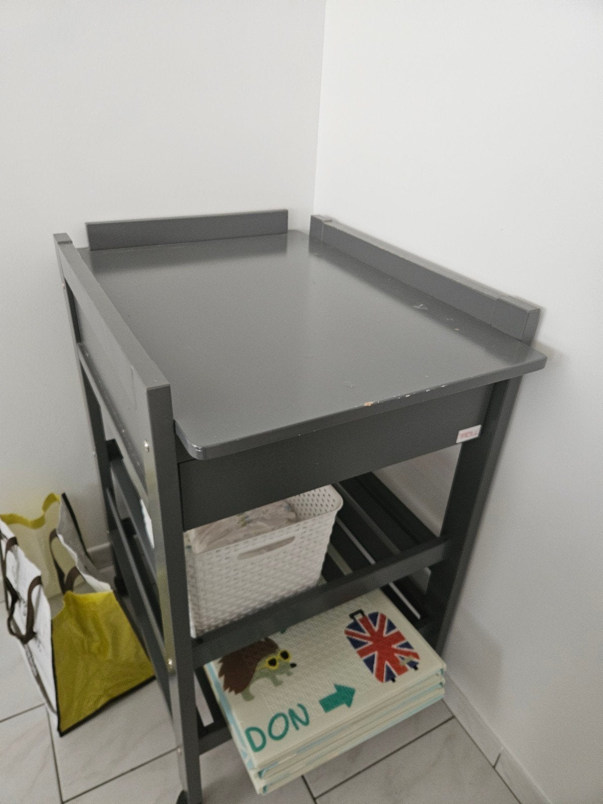 Verzorgingtafel met gebruikssporen, Enlèvement