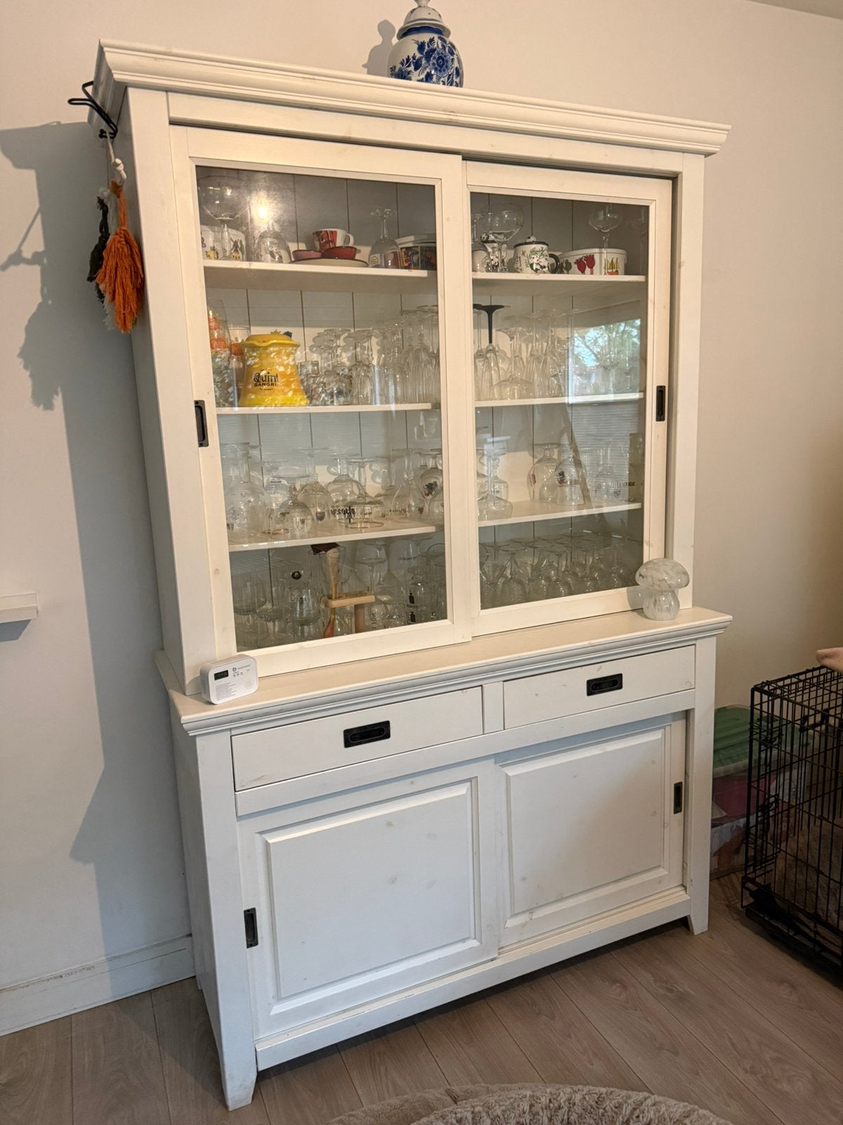 Mooi witte houten buffetkast servieskast kast Degen, Huis en Inrichting, Kasten | Buffetkasten, Ophalen, Zo goed als nieuw