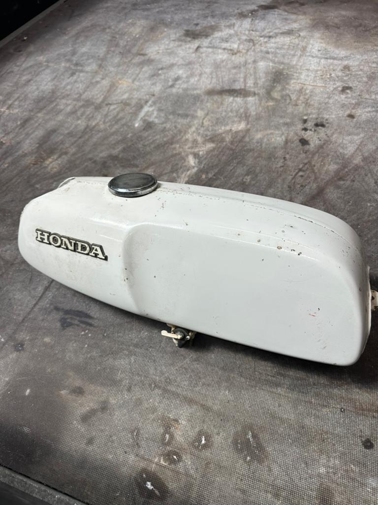 Honda SS50 K1 benzinetank, Fietsen en Brommers, Ophalen, Gebruikt, Tank