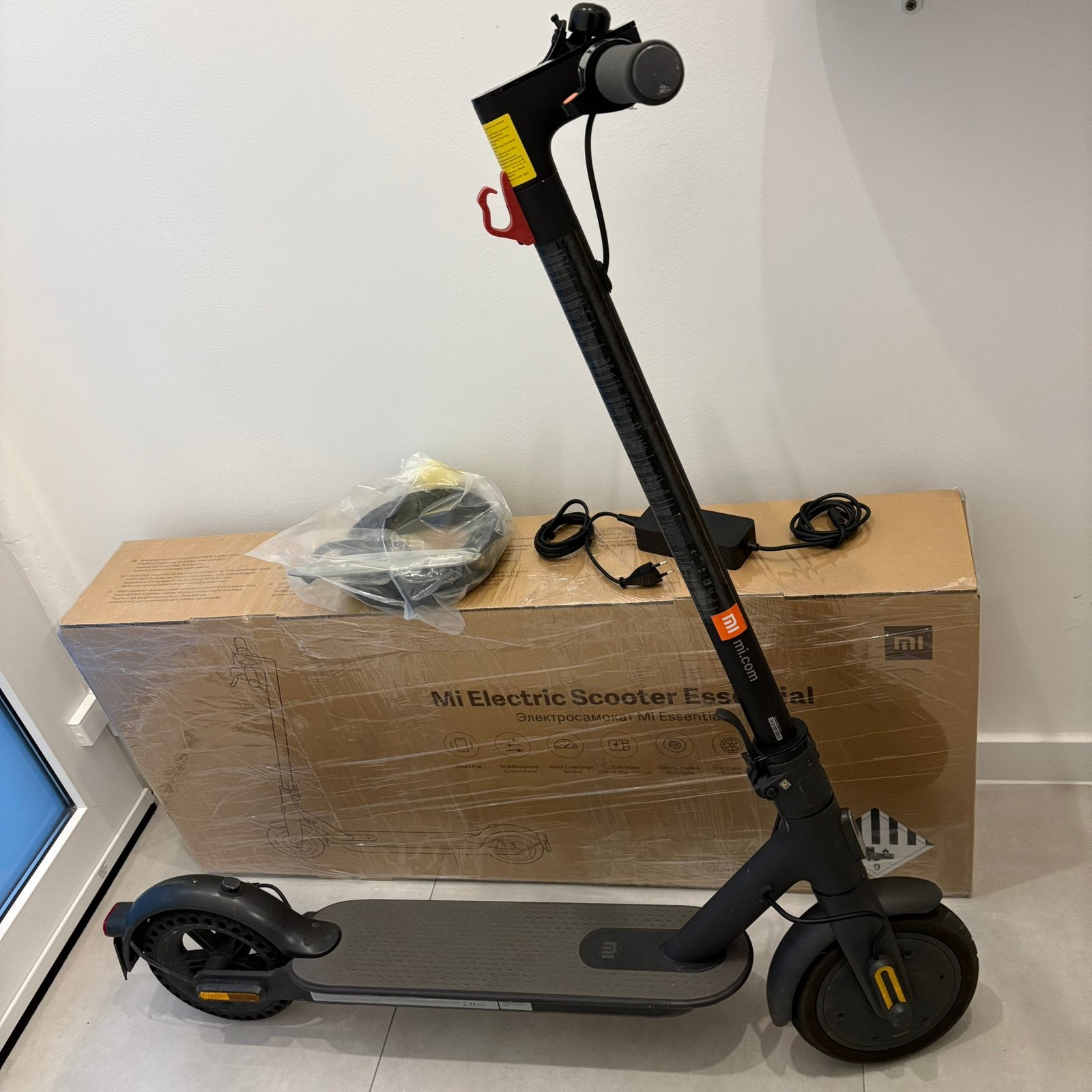 Trottinette XIAOMI Essential + Pneu plein + chargeur + …, Enlèvement ou Envoi, Utilisé