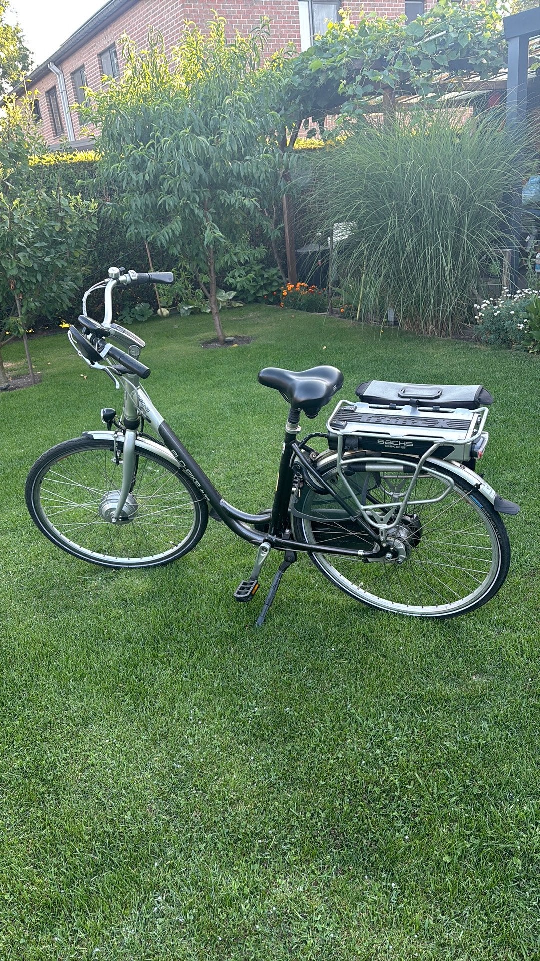 Vélo électrique. couleur gris noir. Bon état, d'occasion., Vélos & Vélomoteurs, Enlèvement ou Envoi, Utilisé, 50 km par batterie ou plus