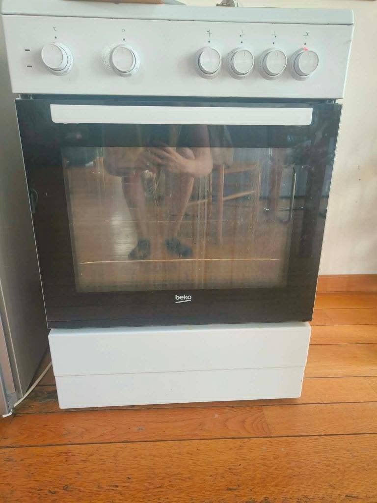 Fornuis beko. Perfect werkende oven maar gebarsten kookplaat, Electroménager, Cuisinières, 85 à 90 cm, 4 zones de cuisson, Plaque chauffante