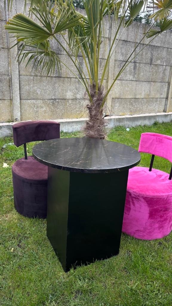 Table ronde effet marbre + 2 chaises en velours, Ophalen