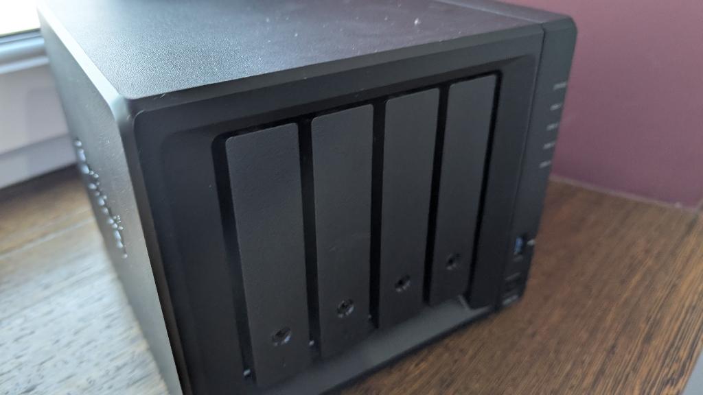 NAS Synology DS418 (4 baies), Server, HDD, Ophalen of Verzenden, Zo goed als nieuw