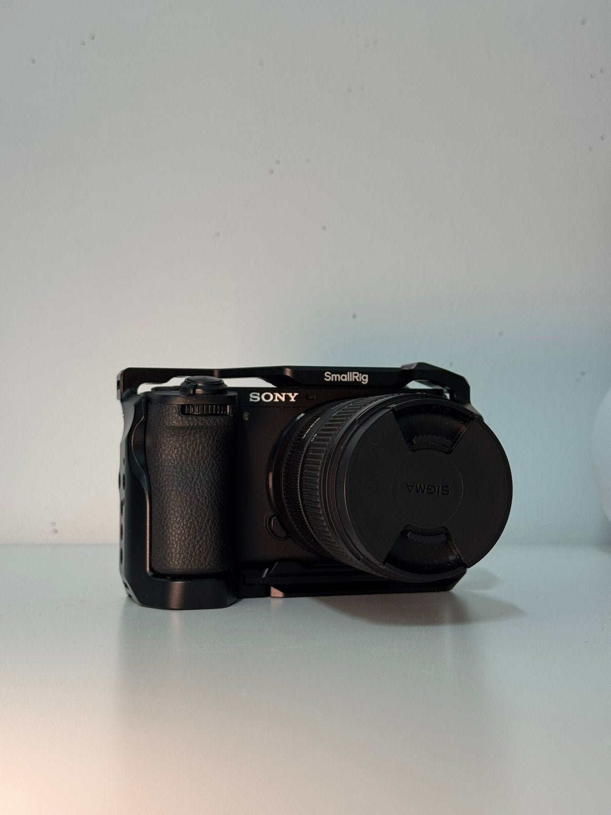 Sony a6700 + batterijen en smallrig cage, Ophalen, Zo goed als nieuw, Systeemcamera, Sony