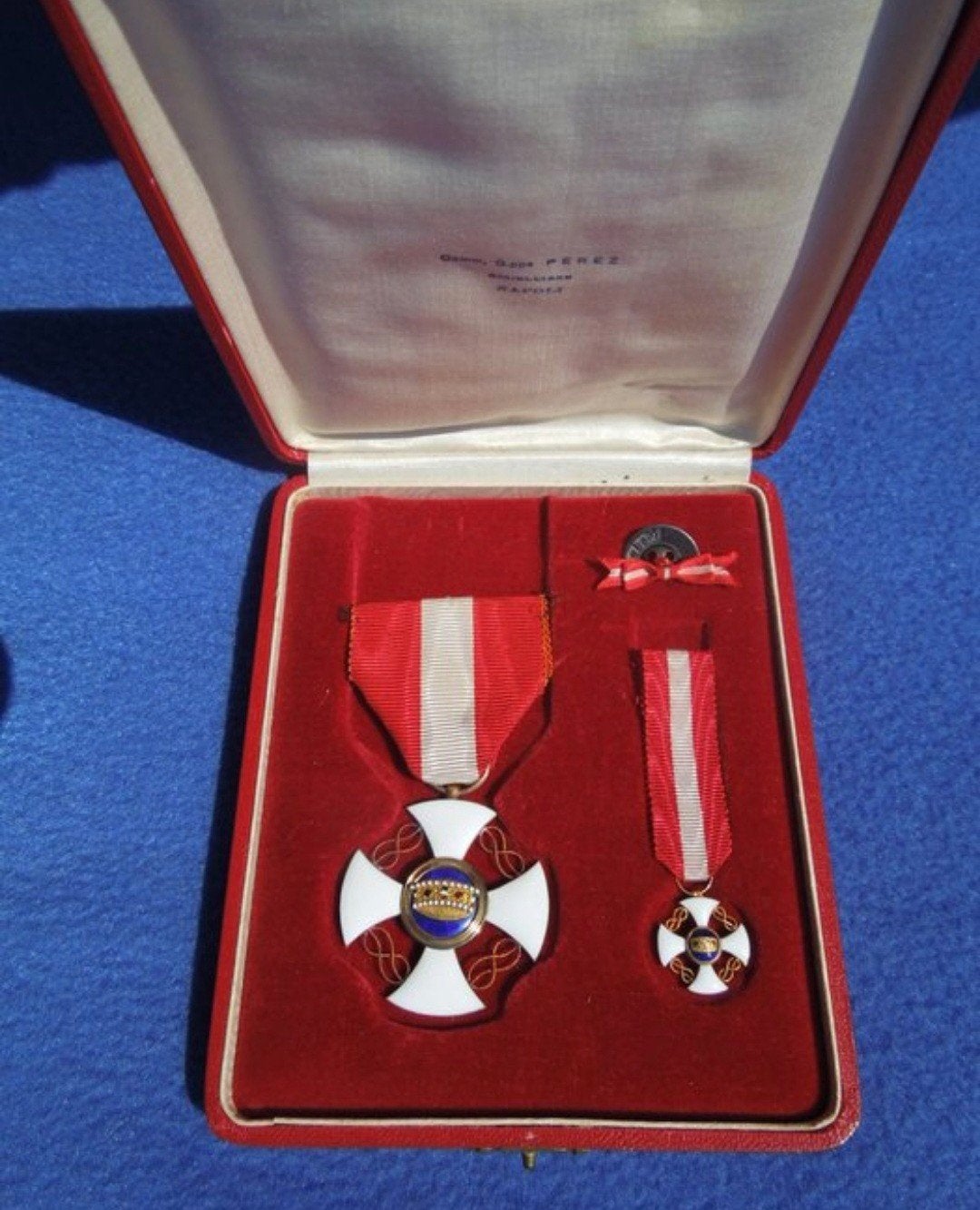 Médailles en or 18 carats, Envoi