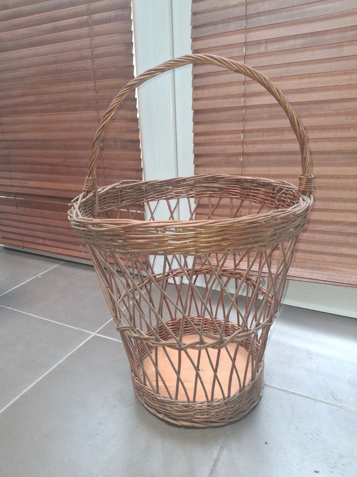hoge mand met oor, Gebruikt, Gevlochten, Mand, Rond
