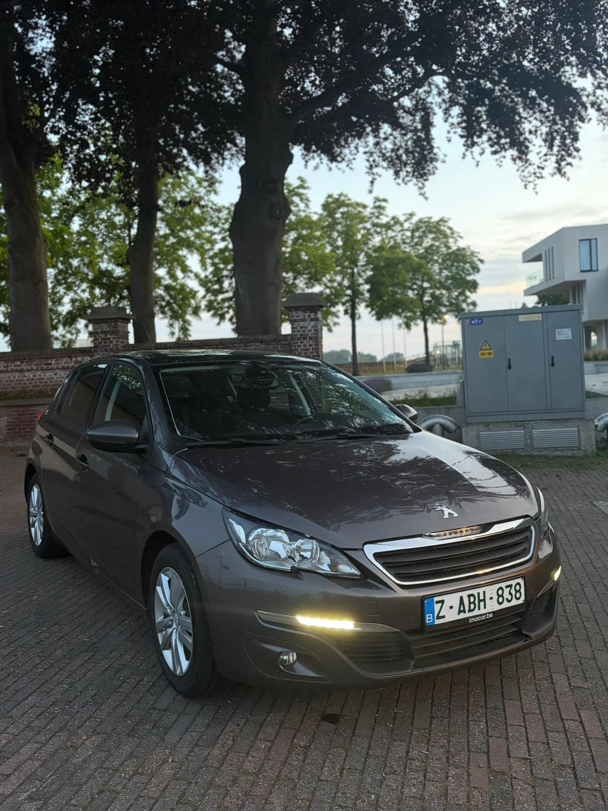 Peugoet 308 jaar 2014 benzine 1.2 km 135000 info 0486067619, Auto's, Voorwielaandrijving, Euro 5, Stof, Bruin