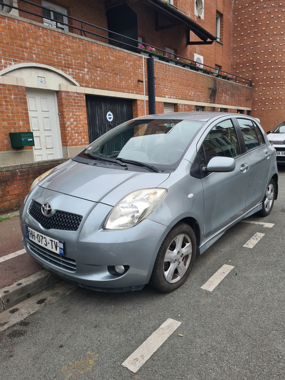 Toyota Yaris 1.3 VVTI benzine faible kilométrage, Cuir, Argent ou Gris, Achat, Boîte manuelle