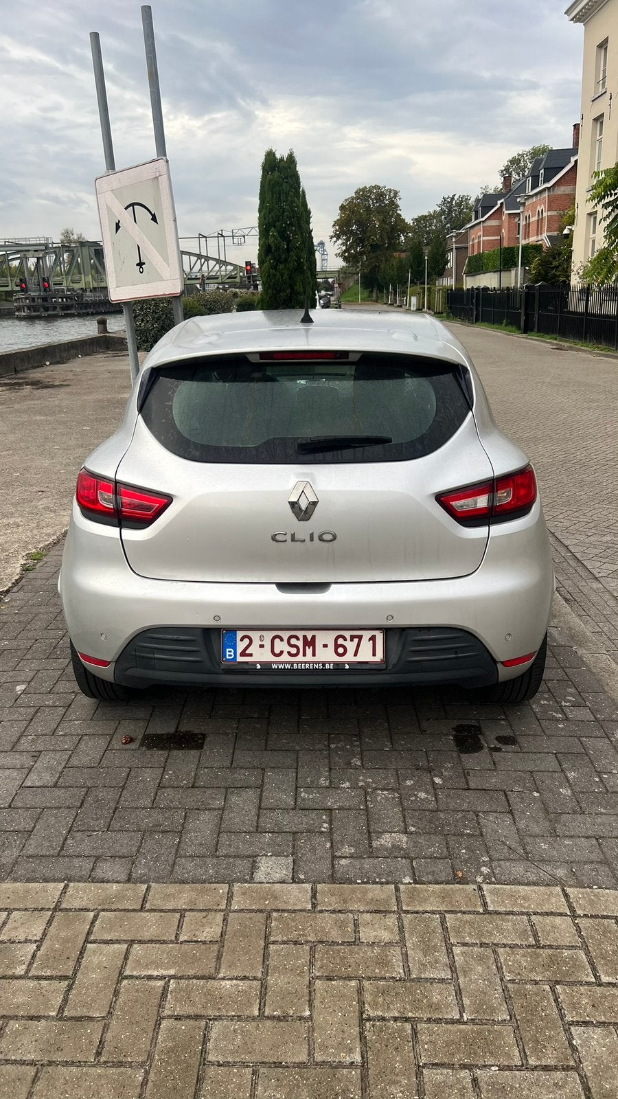 Renault clio 4 van 2017, Auto's, Stof, Zwart, Adaptive Cruise Control, Handgeschakeld