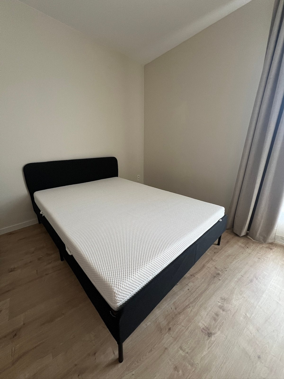 Bed 140x200 + matras, Huis en Inrichting, Slaapkamer | Bedden, Ophalen, Zo goed als nieuw