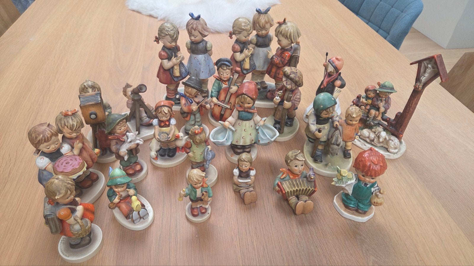 Collection de 21 figurines Hummel. Le tout en bon état., Antiquités & Art, Enlèvement