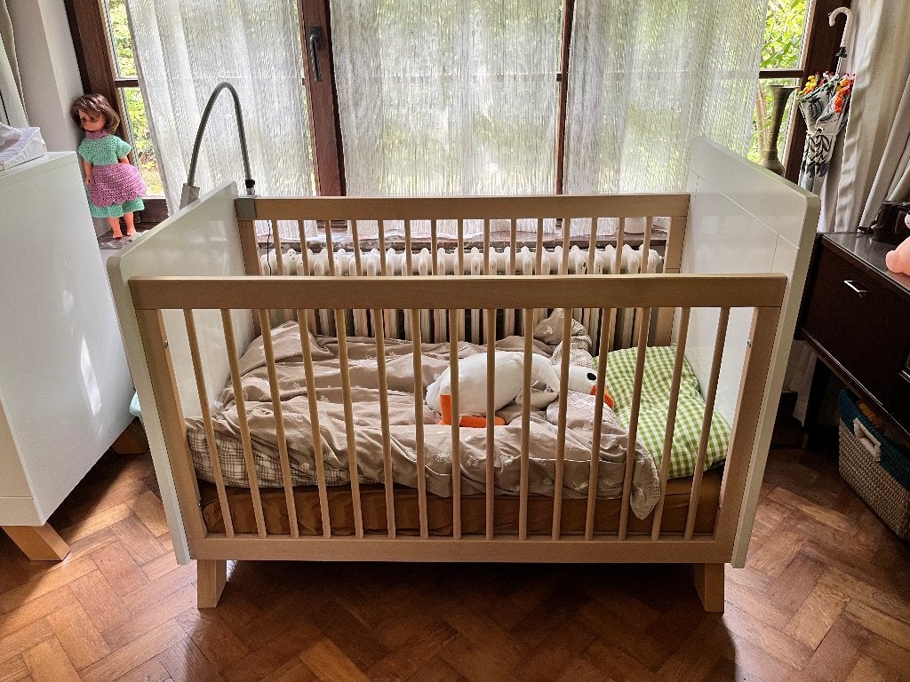 IL FAUT Y ALLER! Lit bébé Bopita avec matelas très bon état, Enlèvement, Comme neuf, Garçon ou Fille