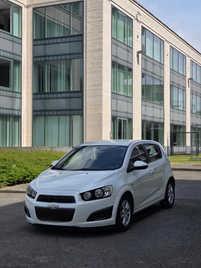 Chevrolet Aveo 1.2 Benzine Parelwit kleur, Auto's, Chevrolet, Euro 5, Stof, Wit, 5 deurs