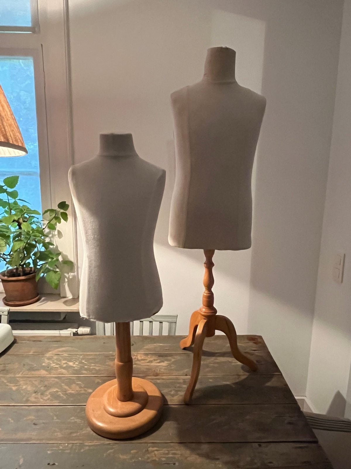 RETRO MOOIE PASPOP  2 STUKS HOUTEN VOET KINDERMODEL ZGSTAAT, Ophalen of Verzenden, Zo goed als nieuw, Paspop