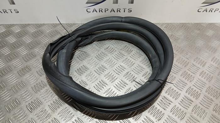 Joint caoutchouc portière 4portes arrière gauche d'un Peug, -, 3 mois de garantie, Utilisé, -