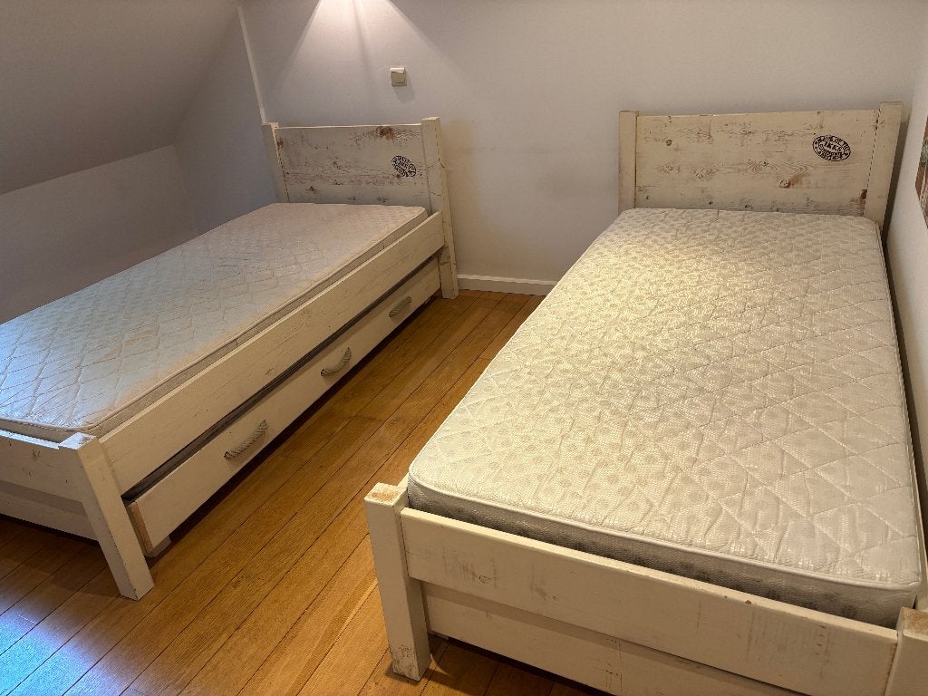 2 x Ikks bed 90x200  met schuif = 4 slaapplaatsen., Huis en Inrichting, Slaapkamer | Bedden, Ophalen, Gebruikt, 90 cm, Landelijk, Kalkwit.