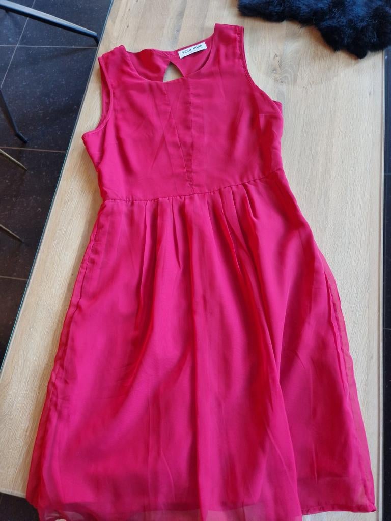 Zomerkleed rood satijnen stof vera moda maat 36 rits opzij, Kleding | Dames, Gelegenheidskleding, Ophalen, Vera Moda, Nieuw, Cocktailjurk