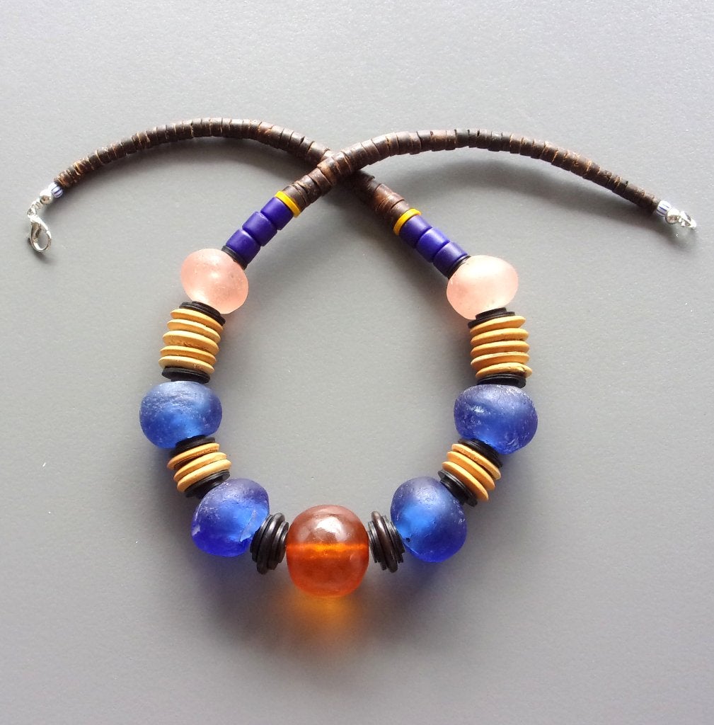 Etnische Afrikaanse ketting van blauw glas uit Ghana en koko, Ophalen of Verzenden, Nieuw, Blauw, Overige materialen