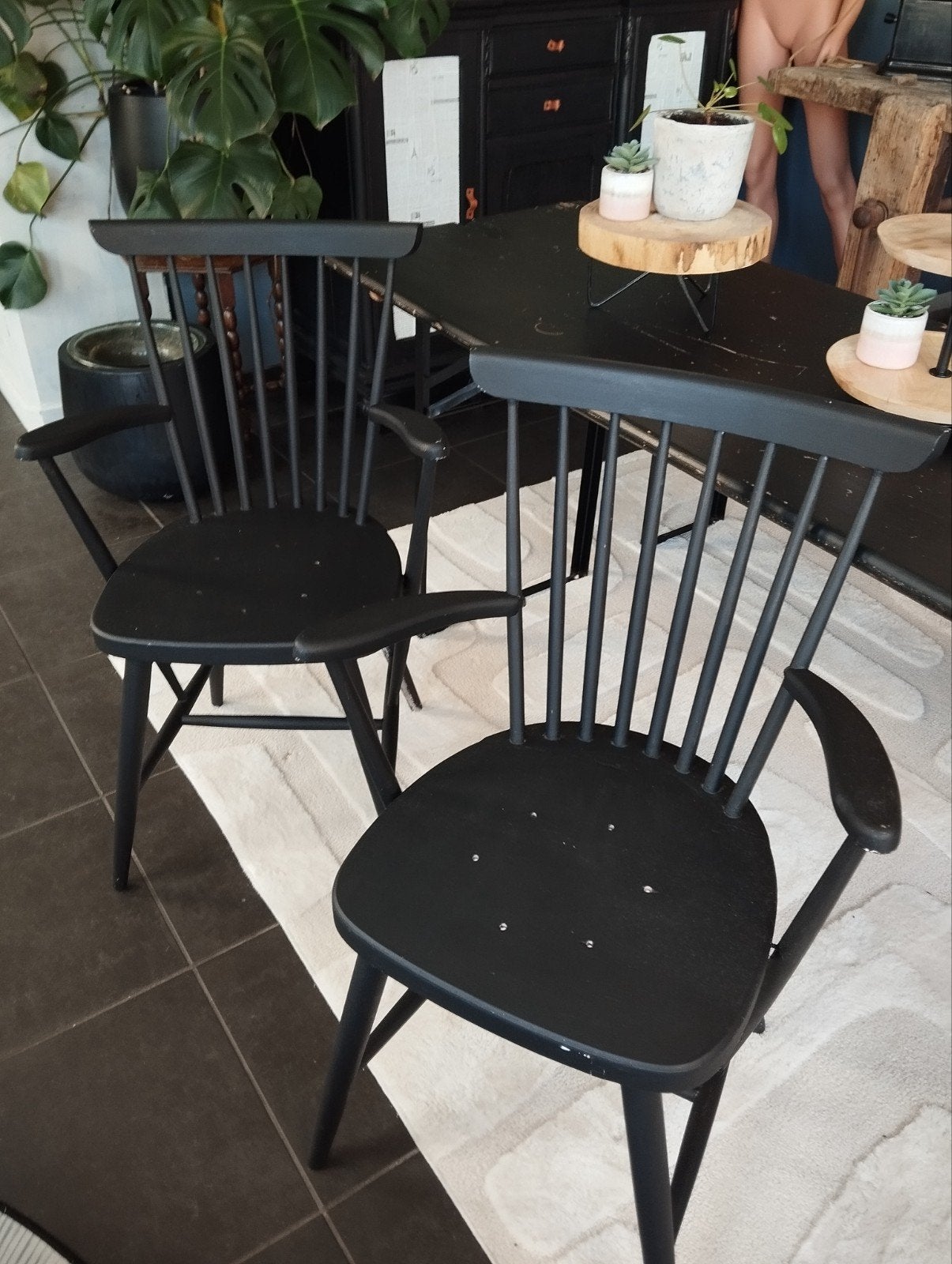 set van twee vintage spijlenstoelen met armleuning Deens des, Ophalen, Twee
