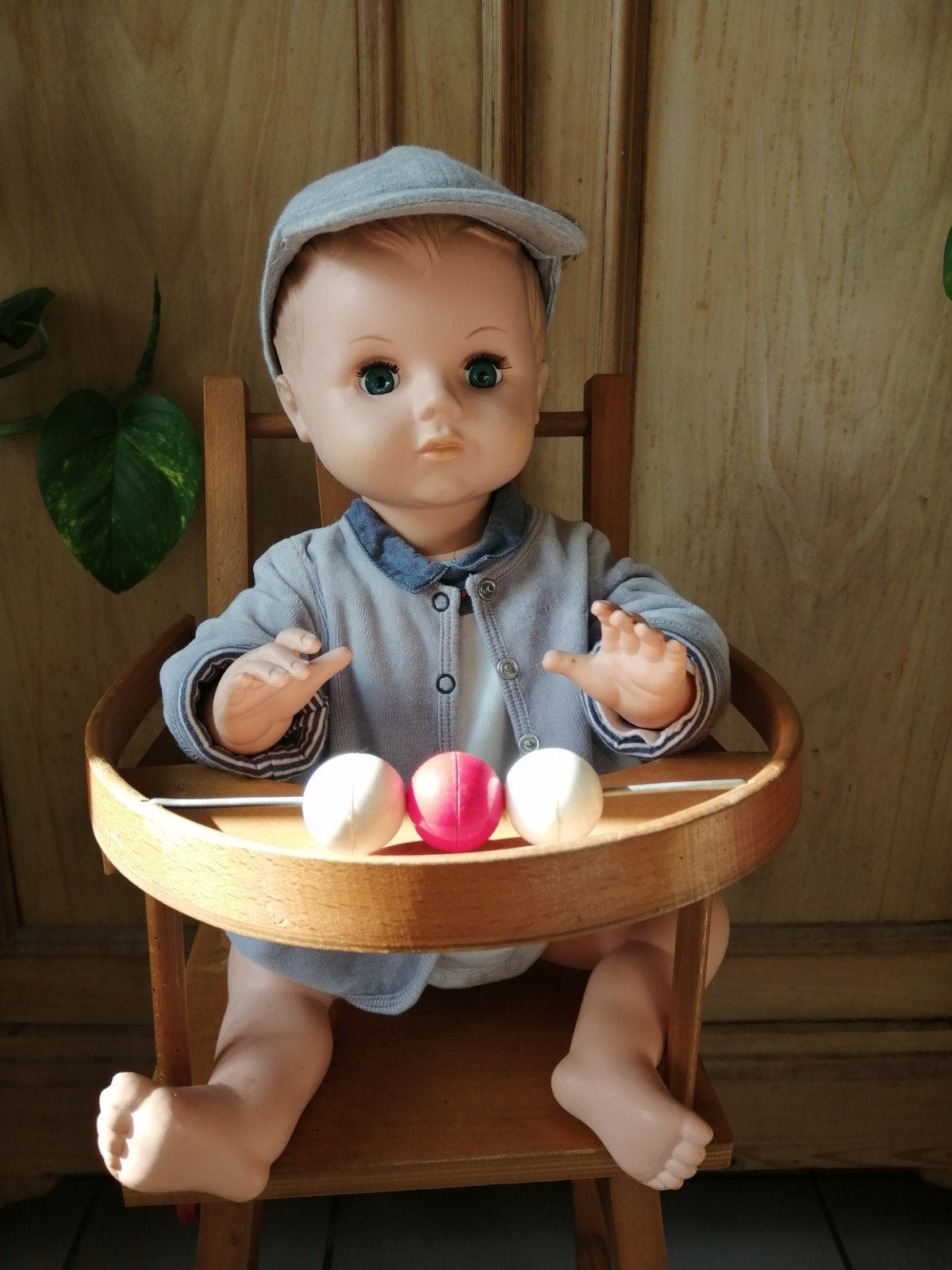 Poupee ancienne dans chaise haute, Ophalen, Pop