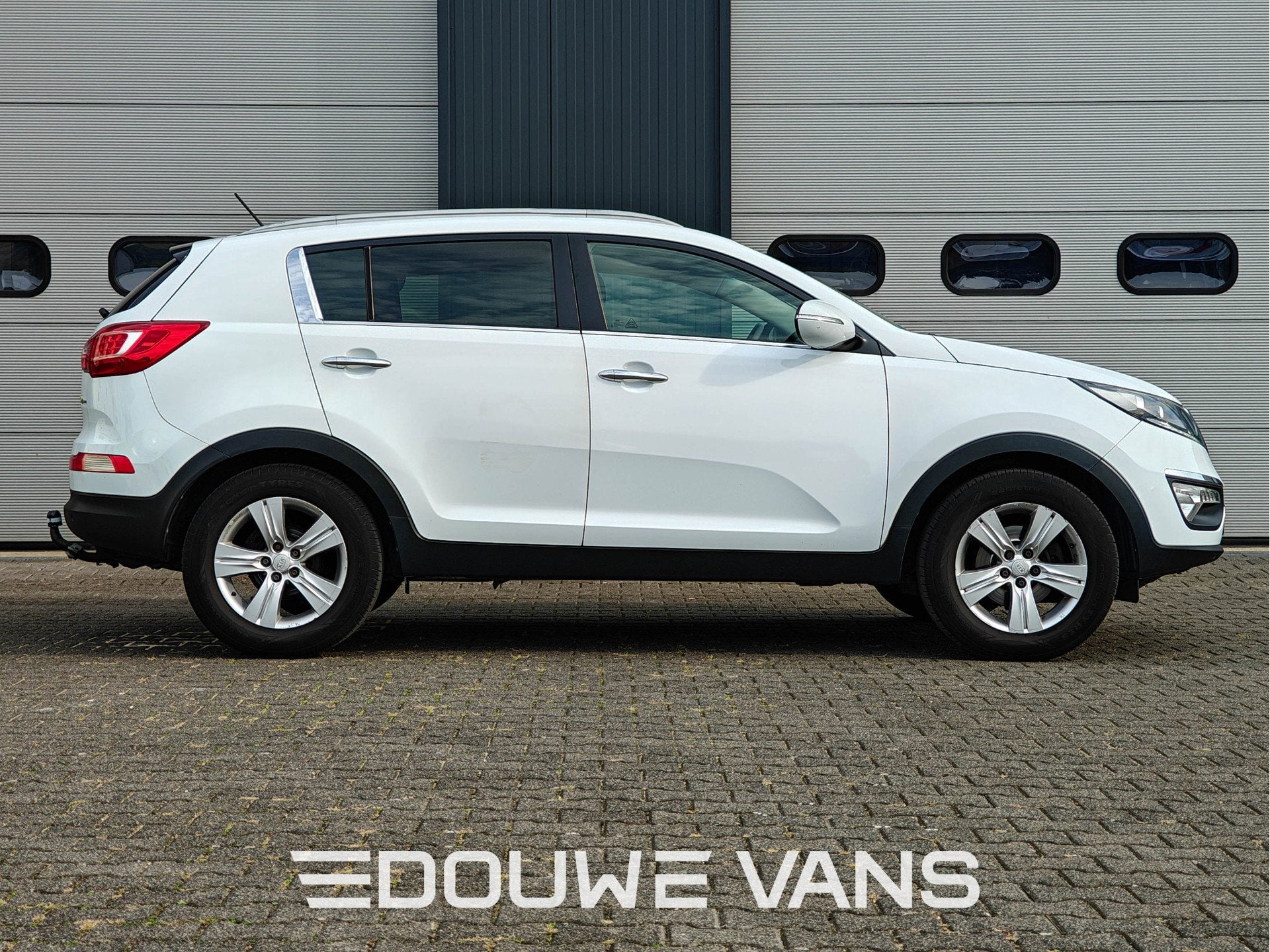 Kia Sportage 1.6 Attract Airco Trekhaak Cruise Control PDC, Stof, 4 cilinders, 149 g/km, Wit