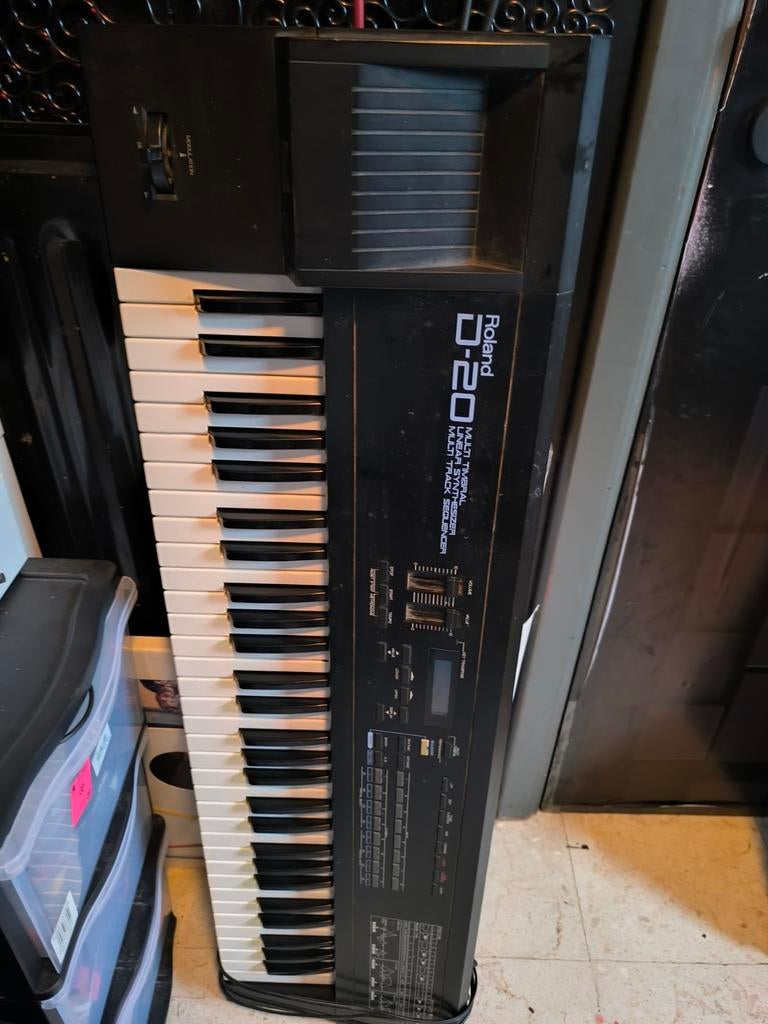 Roland D20, Enlèvement, Roland