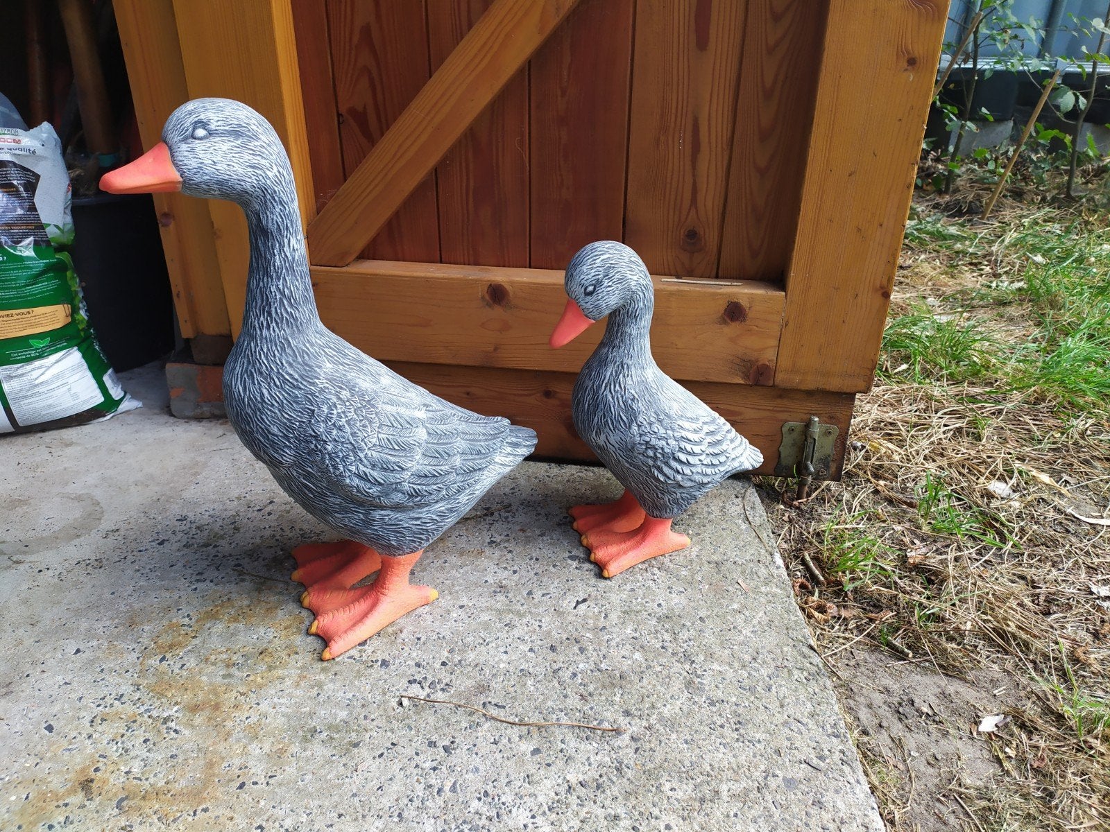 Beau canard avec bébé dans une combinaison en céramique rési, Enlèvement