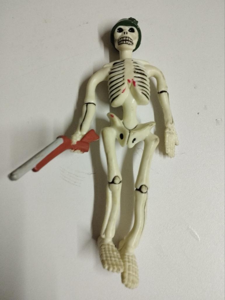Een geraamte van een mens in rubber kleur wit, Ophalen
