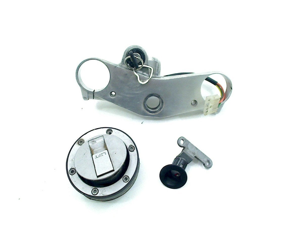 ENSEMBLE DE VERROU ET CYLINDRE DE PORTES Yamaha SZR 660, Dhr. S. di Majo, Utilisé, Info@cama-motorparts.nl, P.J. Troelstraweg 8 8
3144 CX  MAASSLUIS, NL