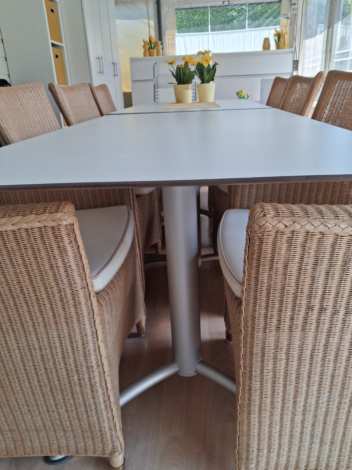 Tafels (2) in trespa en prachtige onderstel in ecru, Ophalen