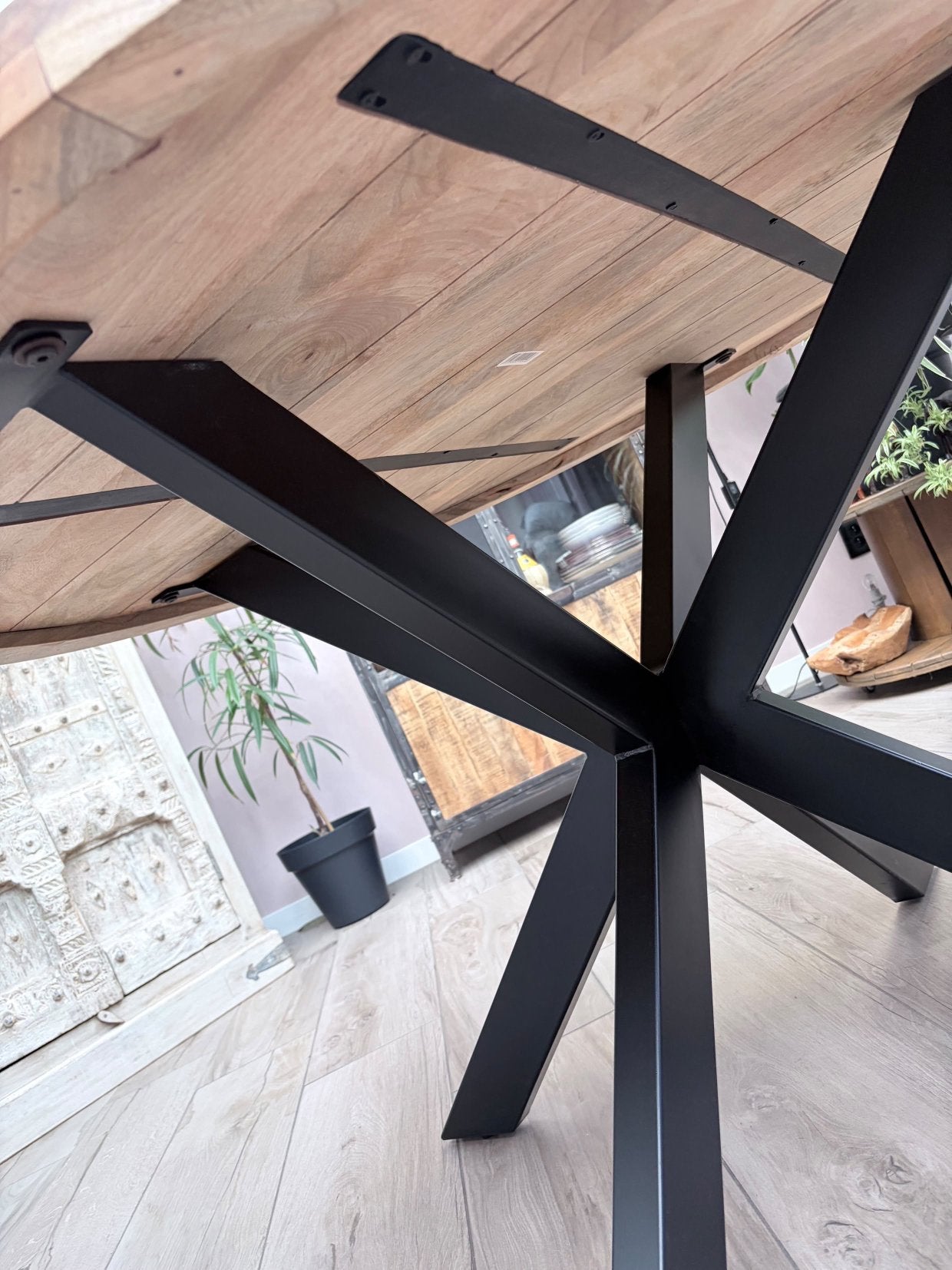 Table ronde en manguier massif 130 cm – Pied araignée, Maison & Meubles, Enlèvement, Comme neuf