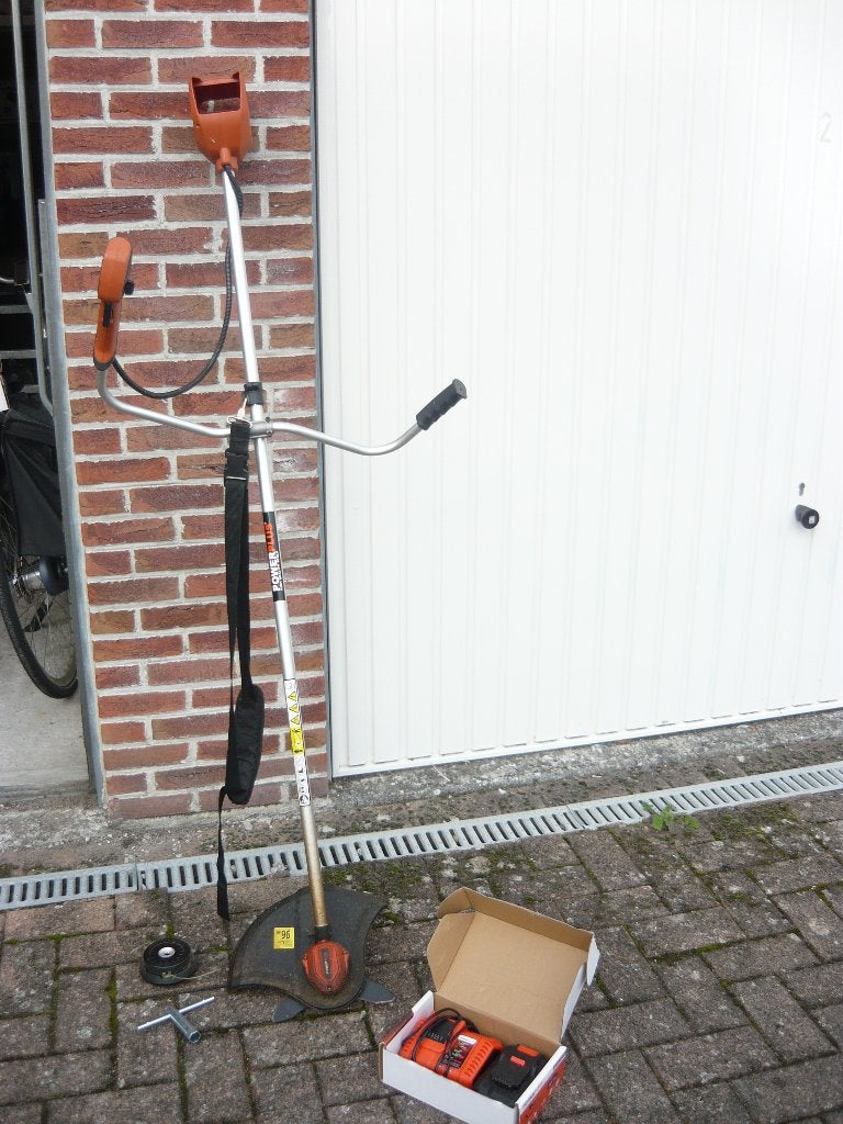 Powerplus bosmaaier met lader en accu in goede staat., Ophalen, Gebruikt, Accu
