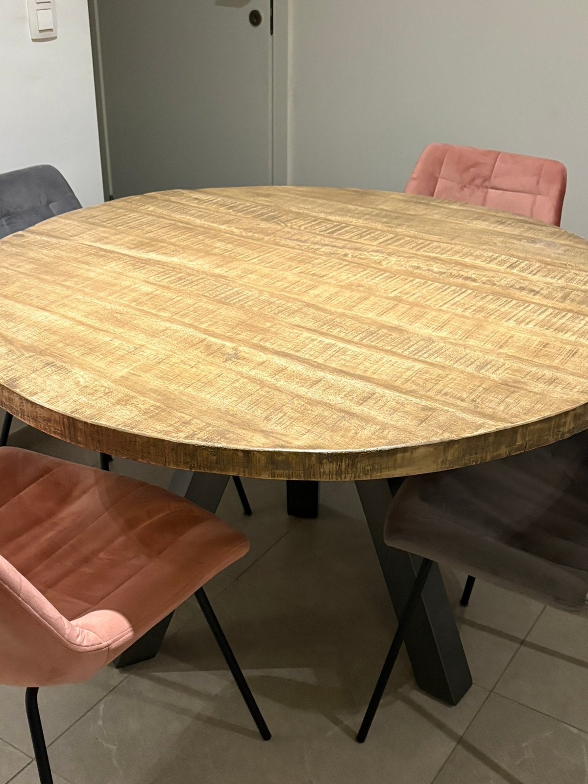 Houten eettafel met 4 velvet stoelen, Ophalen, Zo goed als nieuw