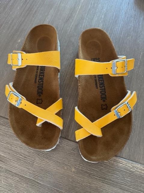 Birkenstock slippers Mayari maat 37 geel ZGAN in doos, Kleding | Dames, Slippers, Geel, Ophalen of Verzenden, Zo goed als nieuw