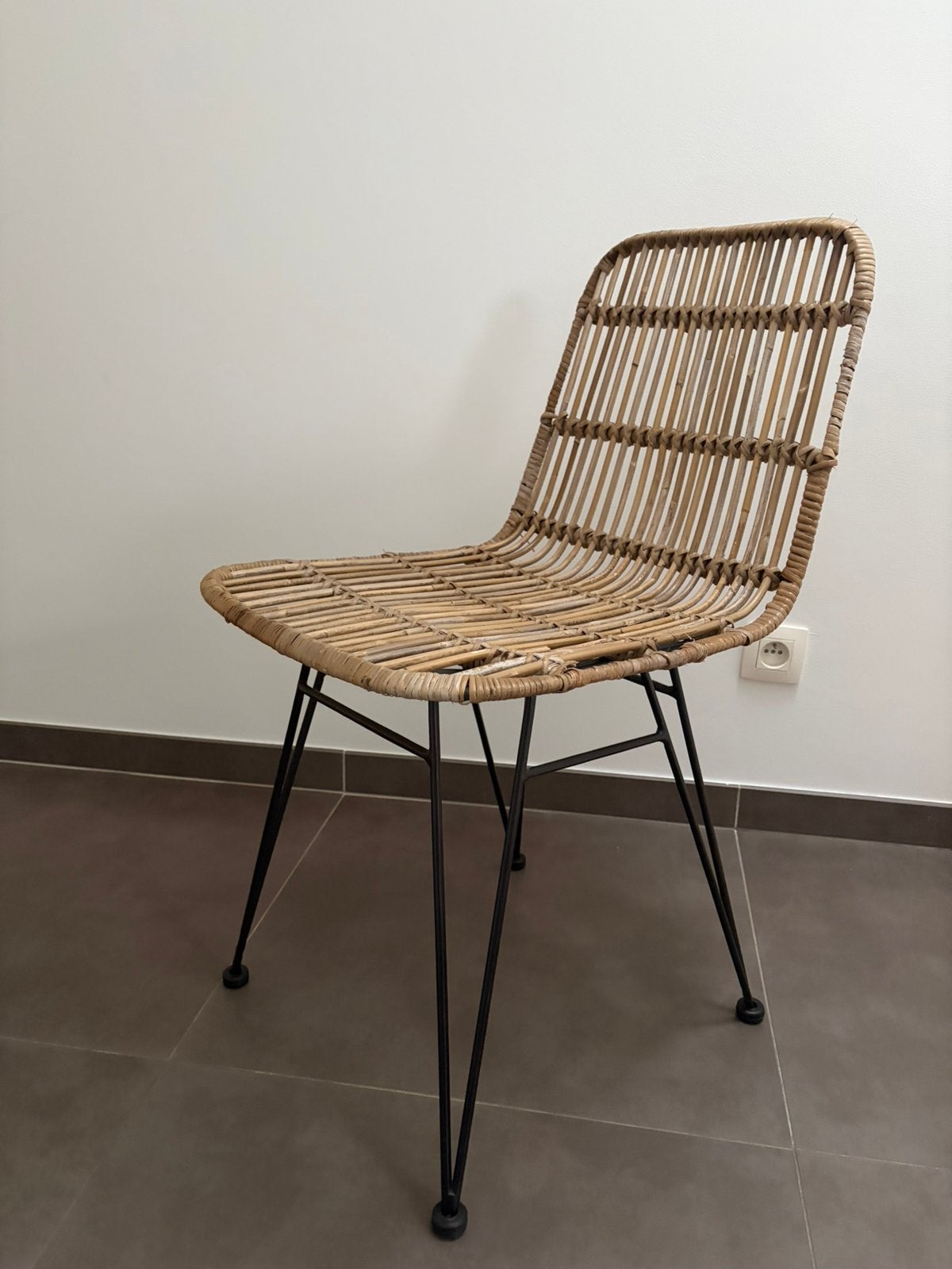 Rotan stoel met zwarte poten, Ophalen, Zo goed als nieuw