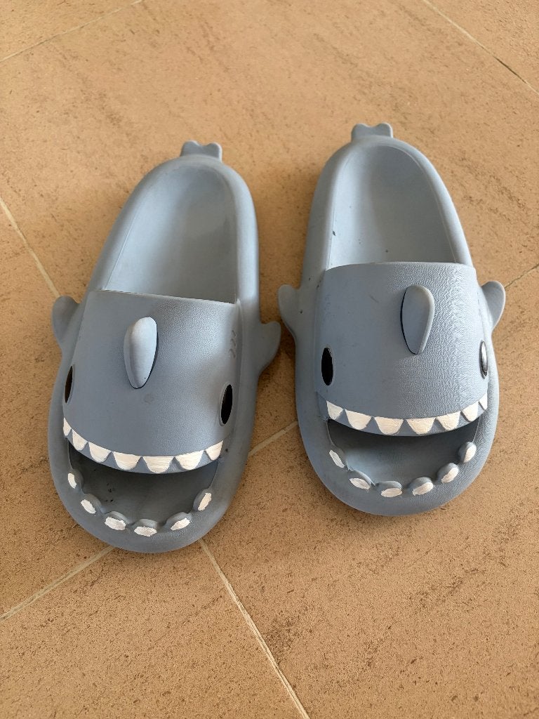 slippers haai maat 37/38, Gebruikt, Jongen of Meisje, Overige typen, Ophalen of Verzenden