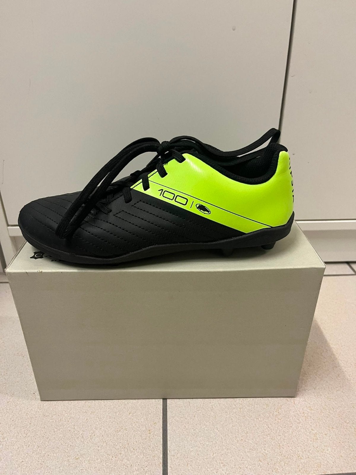 Voetbalschoenen maat 35, Ophalen of Verzenden, Zo goed als nieuw, Schoenen
