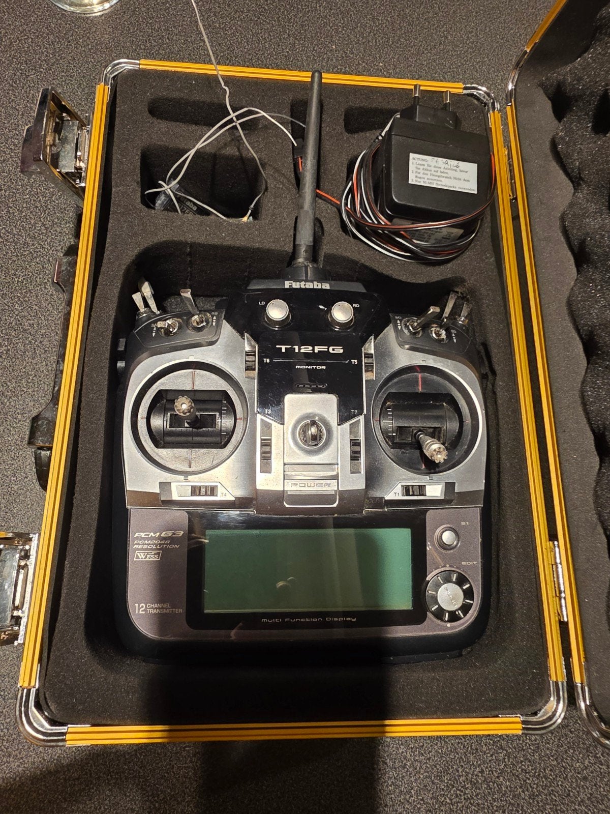Vends Radiocommande Futaba T12FG avec valise de transport, Enlèvement ou Envoi, Utilisé