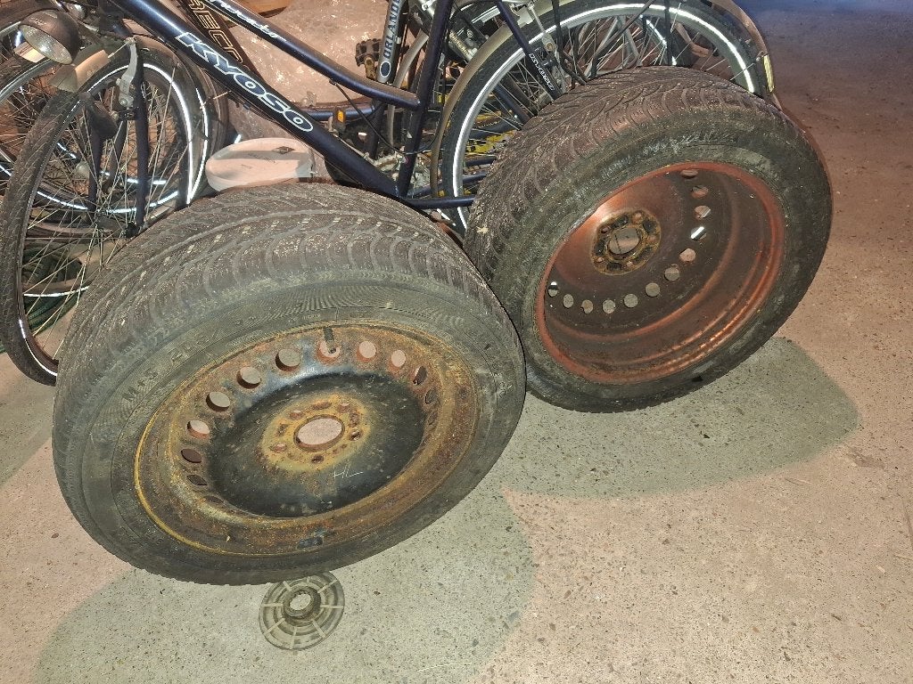 Jantes en acier Ford avec pneus 205/55/16, Autos : Pièces & Accessoires, Pneus & Jantes, Pneus et Jantes, Pneus hiver, 16 pouces