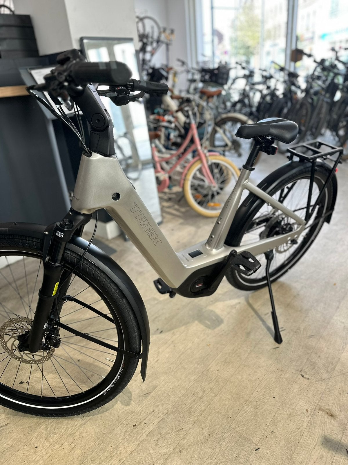 Magnifique vélo Trek Charter +, Riese & Müller, 47 à 51 cm, 50 km par batterie ou plus, Comme neuf