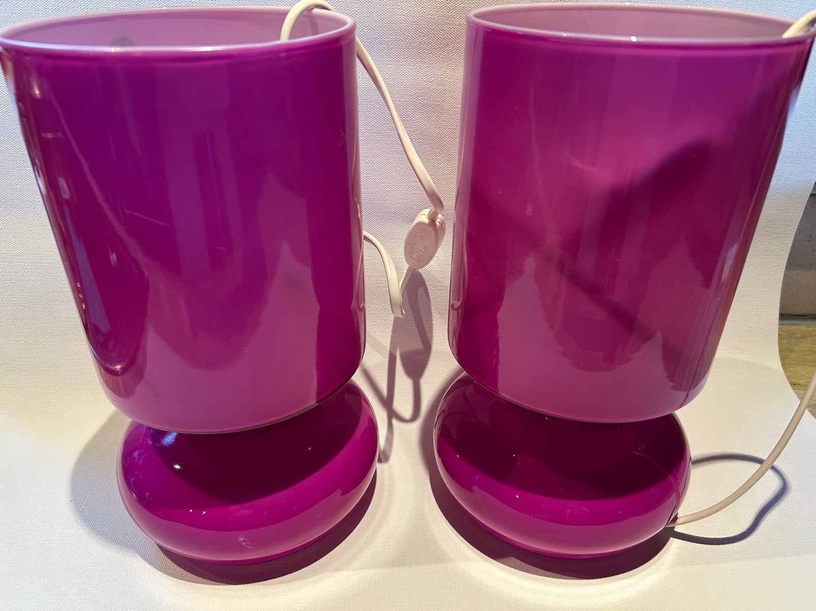 2 lampes de table IKEA Lykta en forme de champignon fuchsia, Maison & Meubles, Vintage, Comme neuf, Verre, Violet