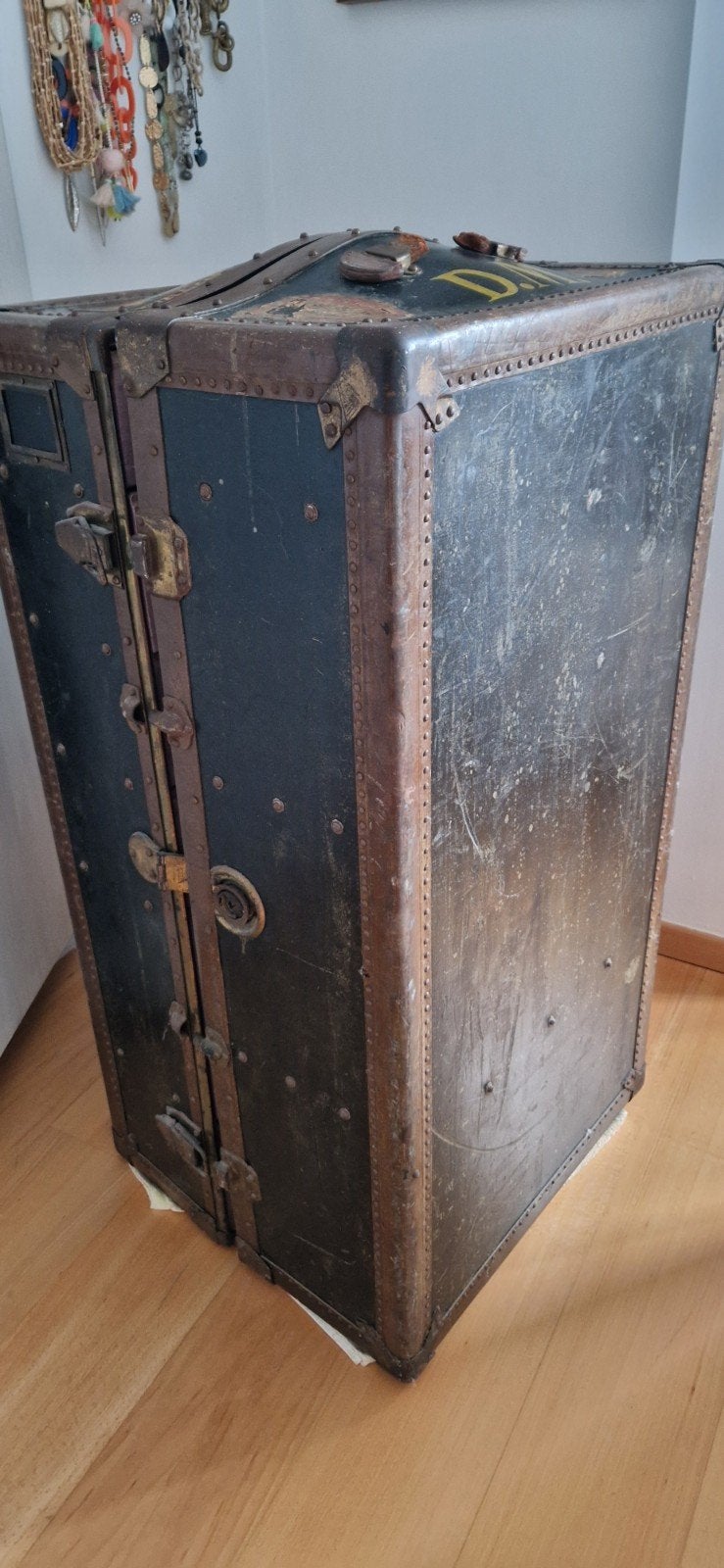Oude hut/reiskoffer, Ophalen